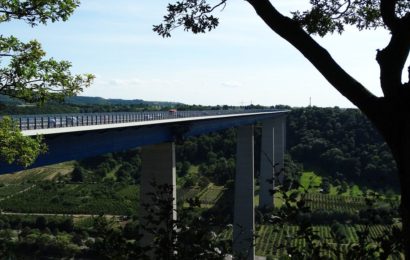 Schrauben von Autobahnbrückengeländer gelöst