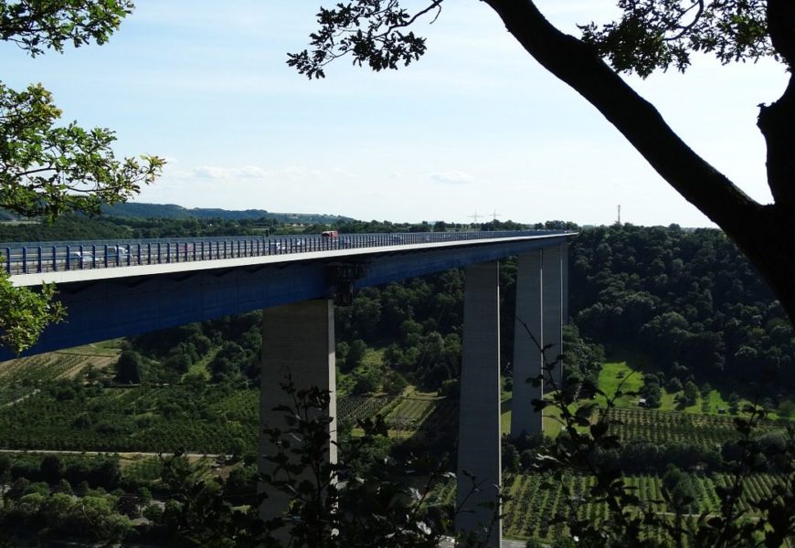 Schrauben von Autobahnbrückengeländer gelöst