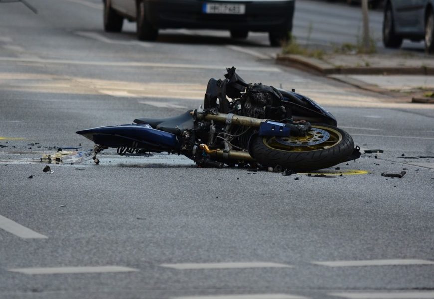 Kradfahrer stürzt bei Starkregen auf nasser Fahrbahn und verletzt sich schwer