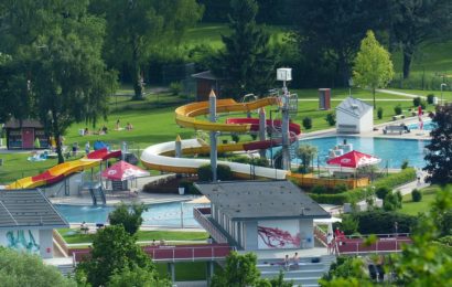 Jugendliche rauchen im Freibad Perschen einen Joint