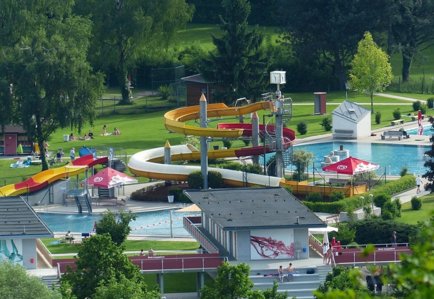 Jugendliche rauchen im Freibad Perschen einen Joint