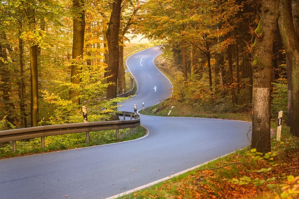 Symbolbild Kurvige Landstrasse