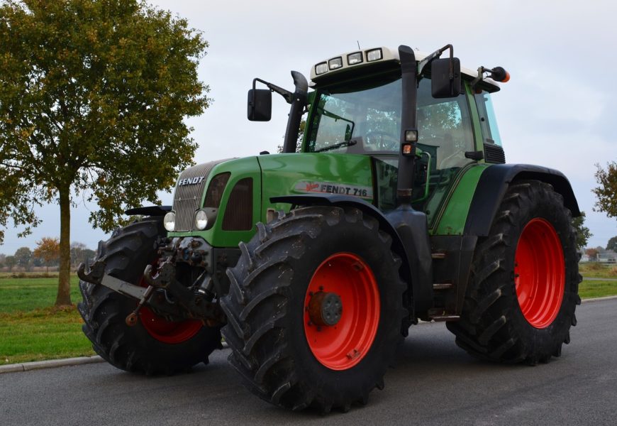 Pkw fährt auf vorausfahrenden Traktor auf