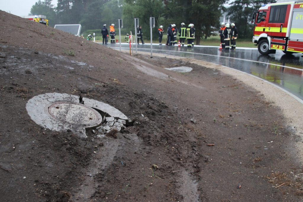 Unfall im Grafenwöhrer Kreiserkehr  Foto: Pressedienst S&J Aktuell / Jürgen Masching