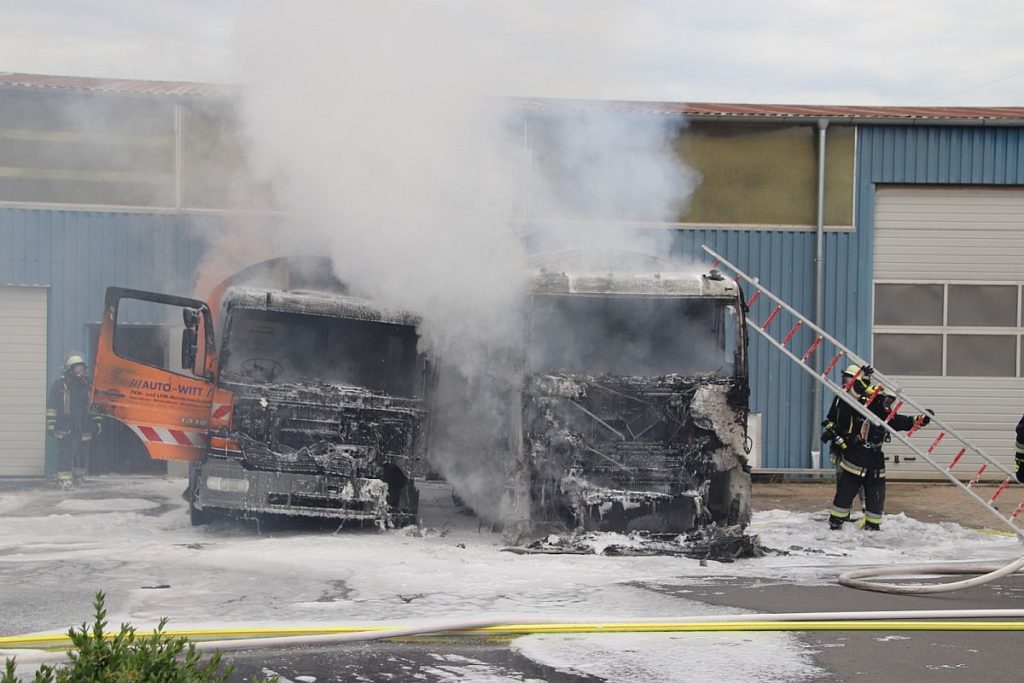 Brand zweier Kehrmaschinen auf dem Firmengelände Foto: Jürgen Masching