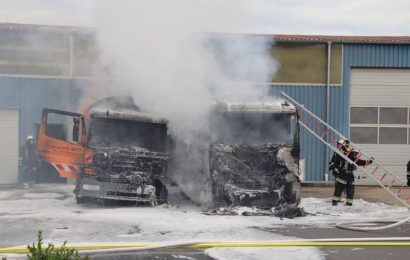 Brand von zwei Straßenkehrmaschinen mit hohem Sachschaden