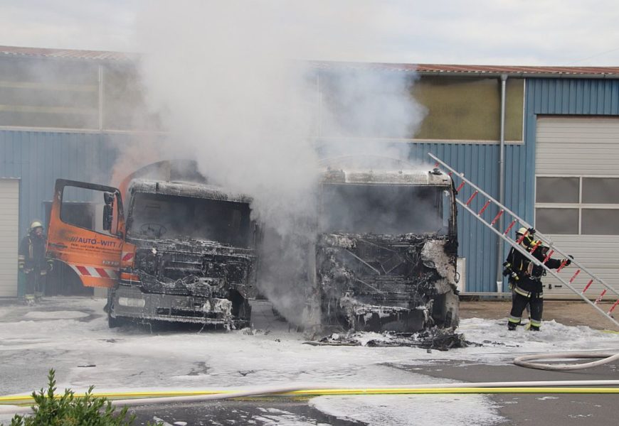 Lastwagen fängt Feuer und brennt vollständig aus