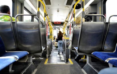 Busfahrer beleidigt und Bus beschädigt