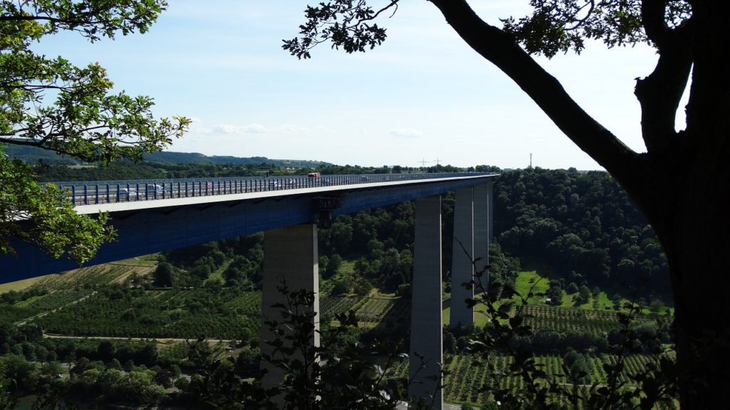 Symbolbild Autobahnbrücke