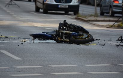 Motorradfahrer kollidiert mit Auto