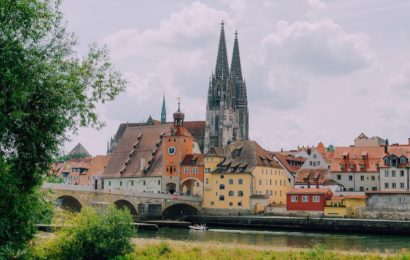 Kontrollen der Maskenpflicht auf der Steinernen Brücke in Regensburg