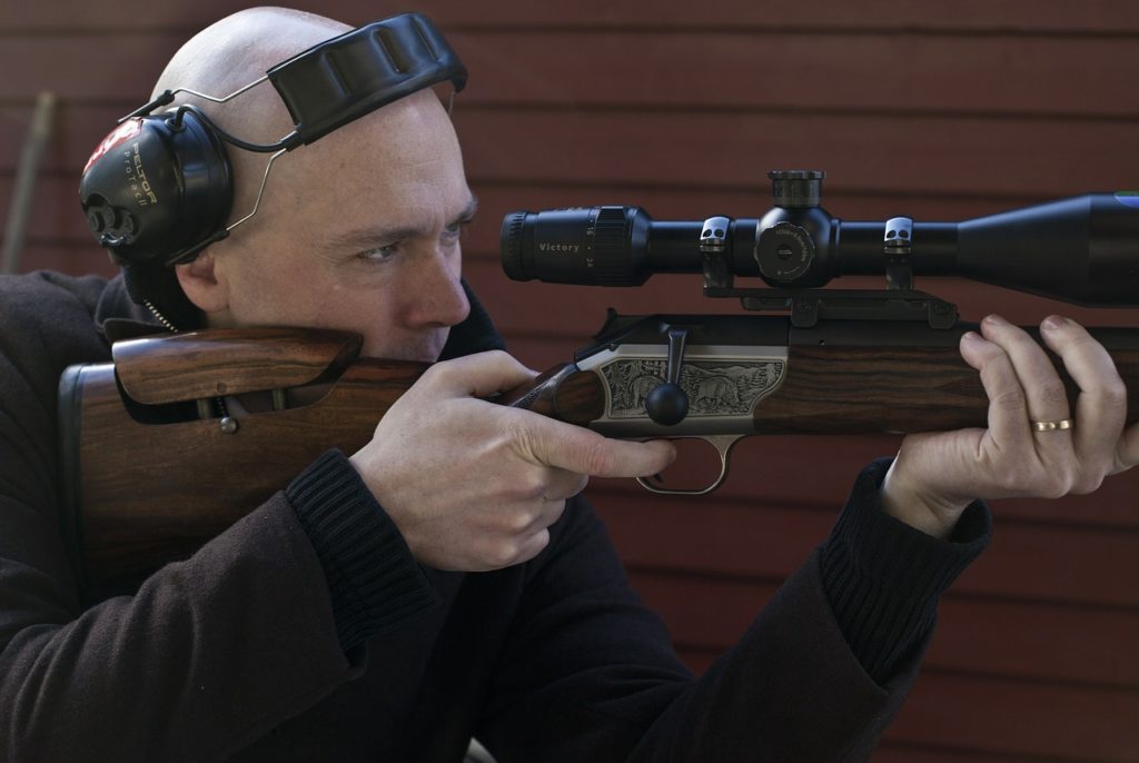 Symbolbild: Mann mit Gewehr