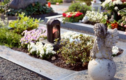 Beschädigte Grababdeckung auf Vilsecker Friedhof