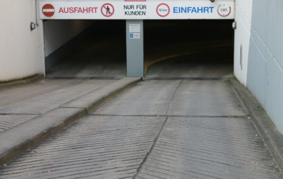 Pkw in Tiefgarage des DEZ angegangen