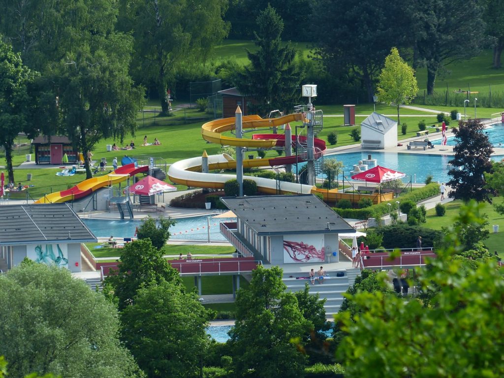 Symbolbild Freibad und Liegewiese