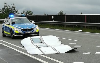 Der Wohnwagen zerfiel auf der B20 bei Traitsching in seine Einzelteile Foto: Polizei