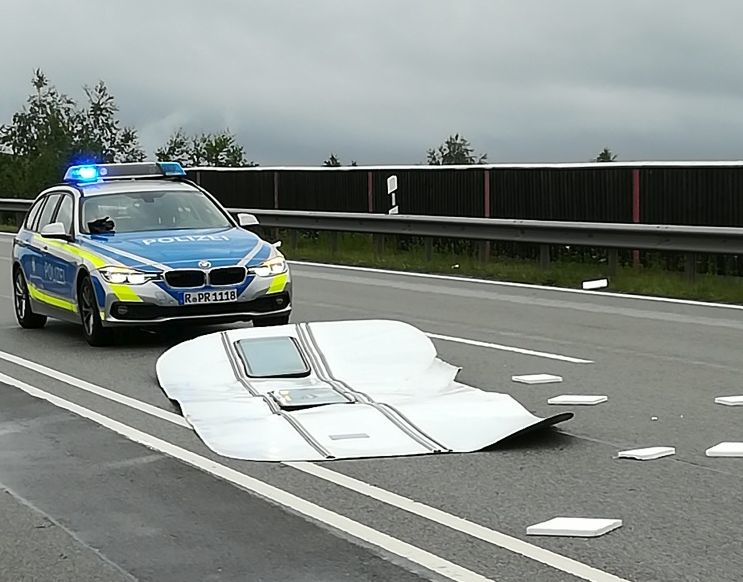 Wohnwagen zerfällt auf der Bundesstraße