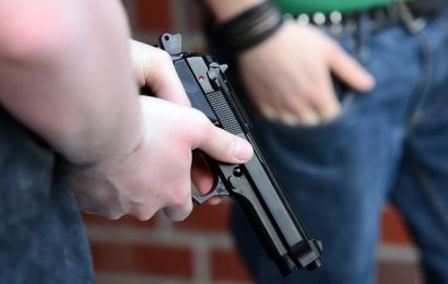 Mann schießt in Regensburg mit PTB-Waffe um sich