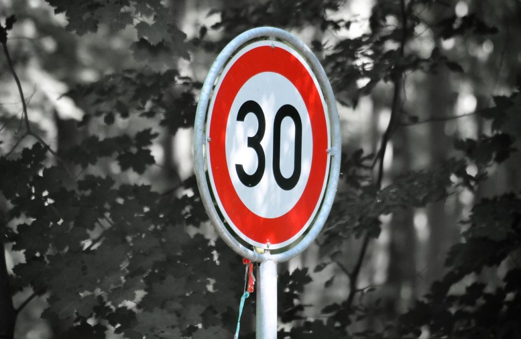 Geschwindigkeitsbegrenzung  (Symbolbild Pixabay)