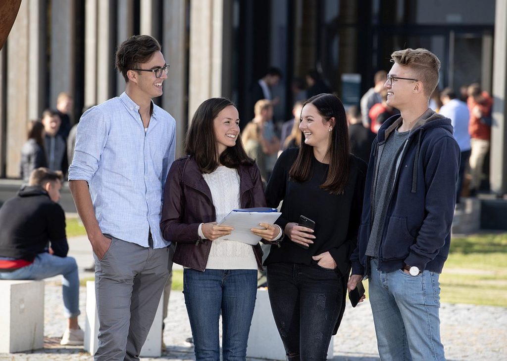  Bei prepareING können Studierende ein oder zwei Orientierungssemester lang Campusluft schnuppern und die OTH Amberg-Weiden kennenlernen.  (Quelle: Sommer/OTH Amberg-Weiden) 