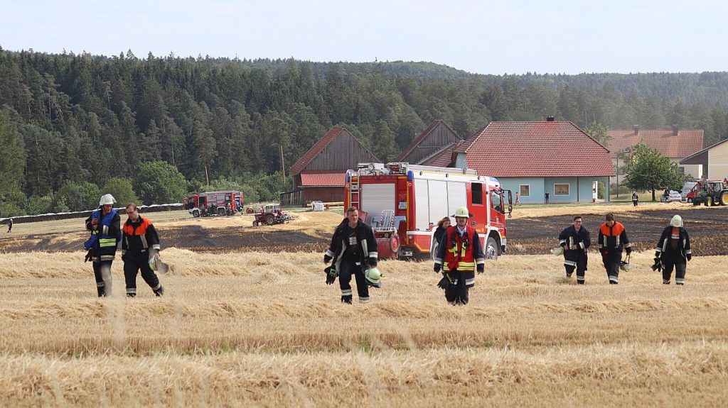 Die Feuerwehr nach getaner Arbeit auf dem Feld bei Unterbernstein Foto: Pressedienst Wagner