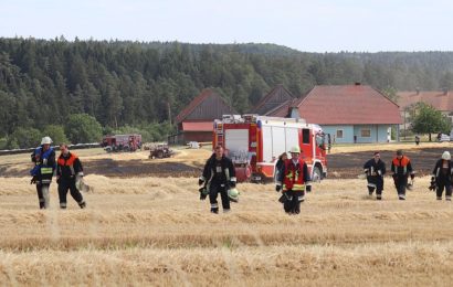 Die Feuerwehr nach getaner Arbeit auf dem Feld bei Unterbernstein Foto: Pressedienst Wagner