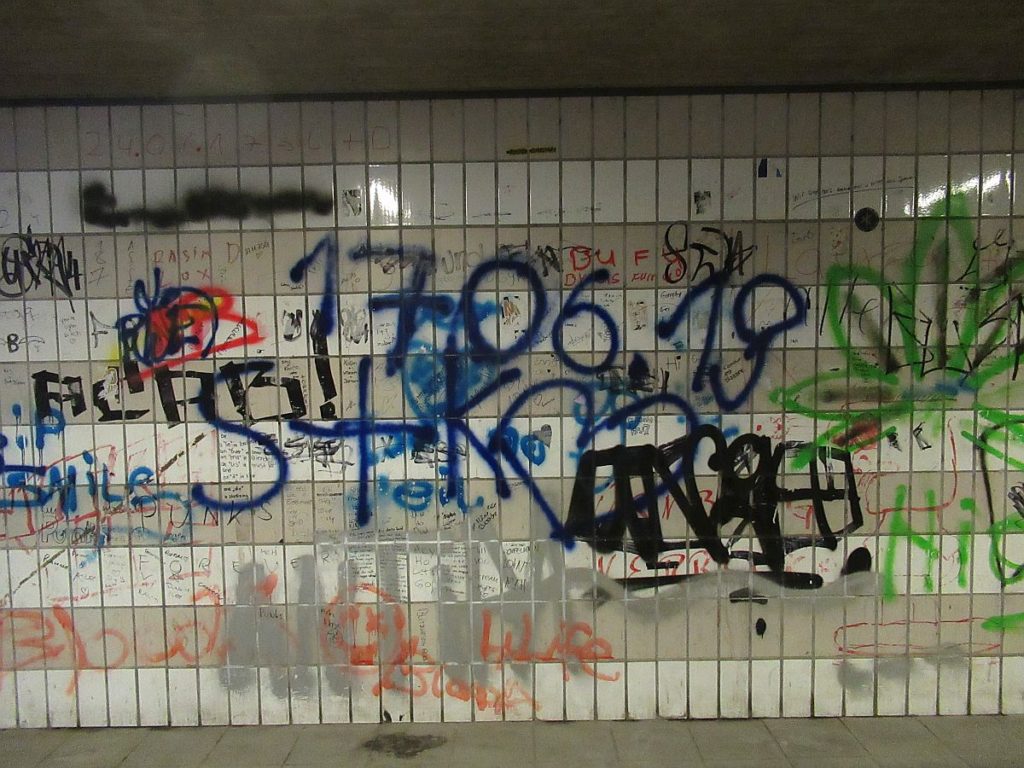 Graffiti in Amberger Bahnhofsunterführung Foto: Polizei