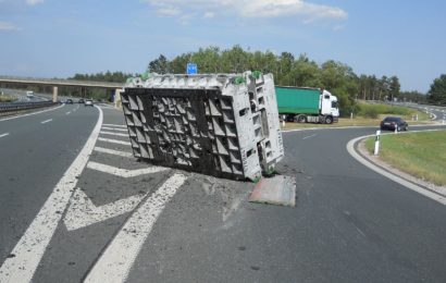 Sattelzug verliert 25 Tonnen Ladung