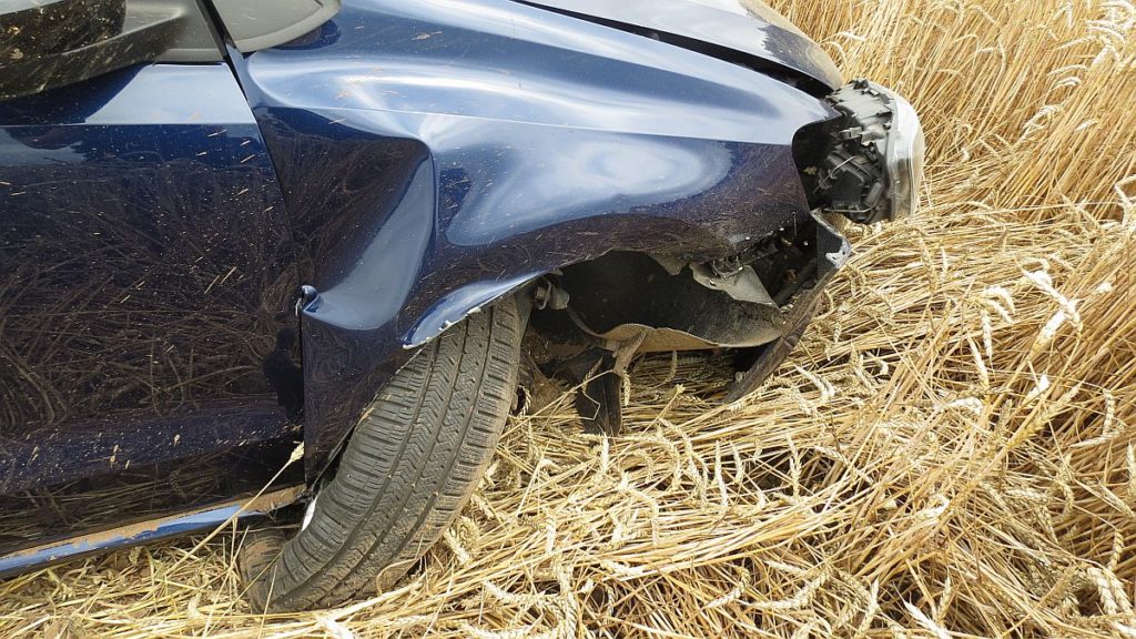 Total beschädigtes Fahrzeug im Stoppelfeld Foto: Polizei