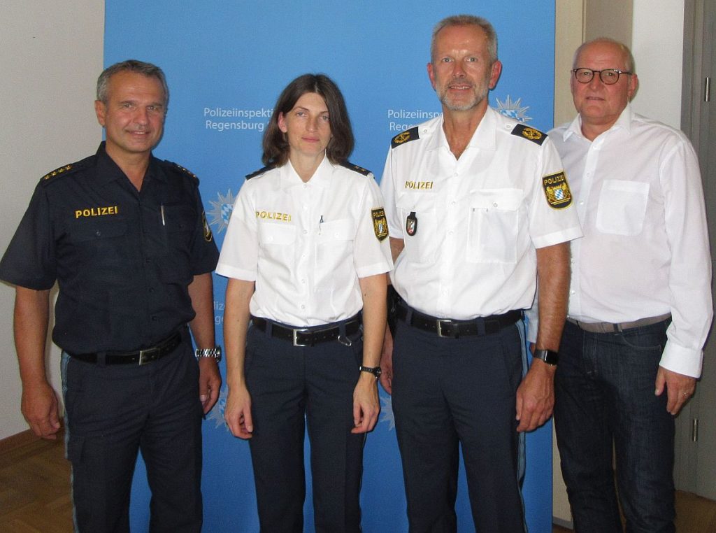 Von links nach rechts: Leitender Polizeidirektor  Gerhard Roider, Polizeioberrätin Carina Urban, Polizeivizepräsident  Thomas Schöniger, Personalrat Michael Hinrichsen Foto: Reitmeier