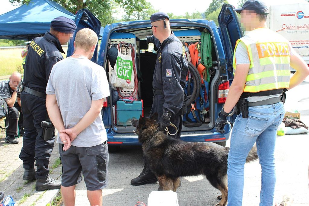 Hand in Hand kontrollieren deutsche und tschechische Polizeibeamte den Einreiseverkehr Foto: Winterberg