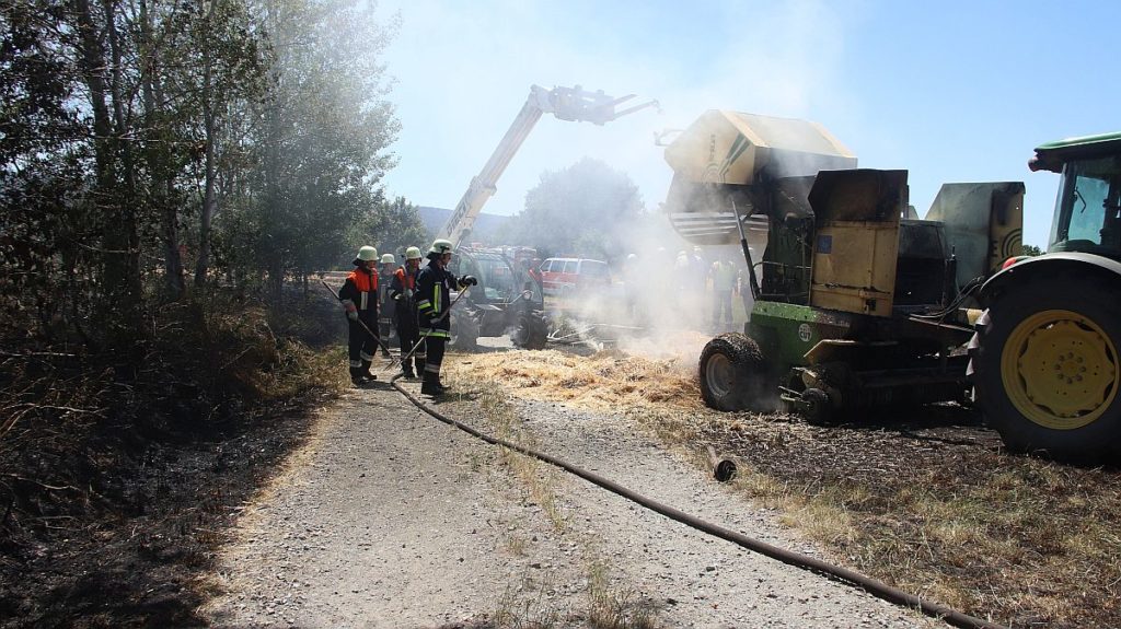 Brand eines Stppelfeldes und einer Heuballenpresse 