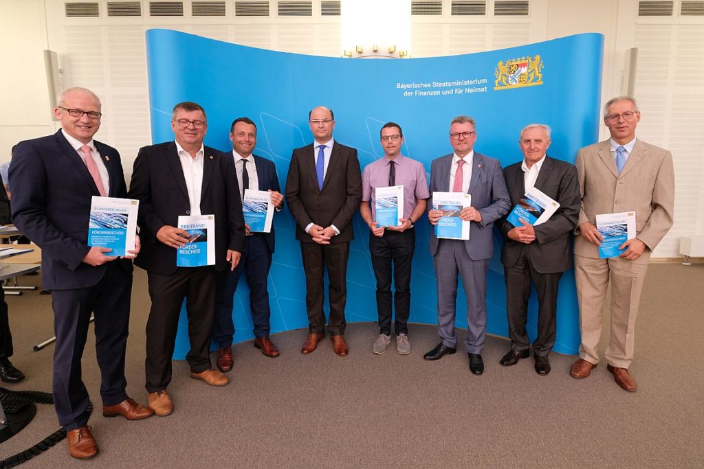 v.li.:  Bernhard Lindner (Bgm. Hahnbach), Peter Braun (Bgm. Schmidmühlen), Uwe  Bergmann (2. Bgm. Schnaittenbach), Finanz-  und Heimatminister Albert Füracker, Bernhard Scheidig (Zweckverband  Berufsschulen Amberg-Sulzbach), Michael Göth (Bgm. Sulzbach-Rosenberg),  Helmut Klier (2. Bgm. Freihung), Anton Weber (Kreiskämmerer Landkreis  Amberg-Sulzbach)