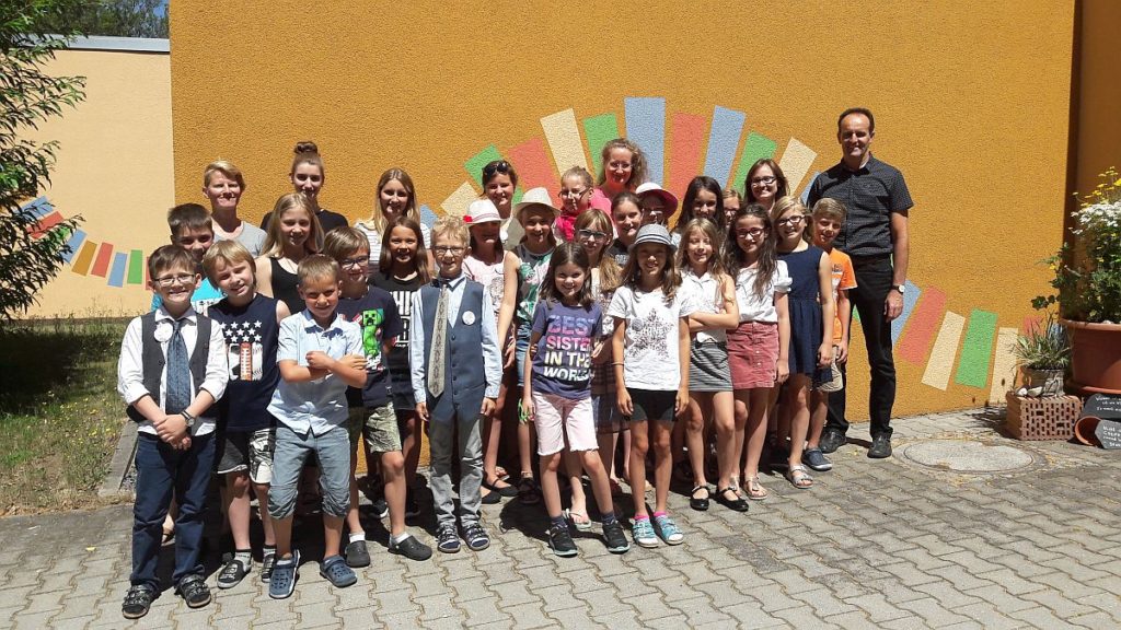 Gruppenfoto der Nachwuchspolitiker der Grundschule Edelsfeld mit Bürgermeister Hans-Jürgen Strehl.
