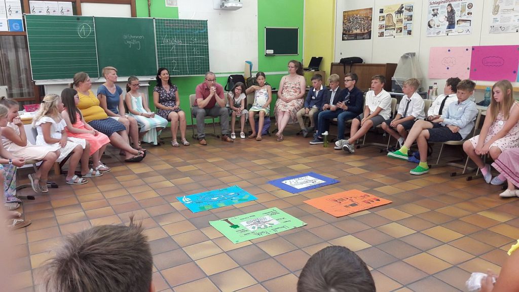 Bürgermeister Erwin Geitner gewährte den Schülerinnen und Schülern der Grundschule Rieden Einblick in das Leben eines Bürgermeisters.