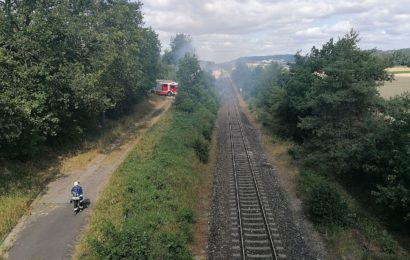 Bahngleisböschung in Sulzbach-Rosenberg wird „gegrillt“