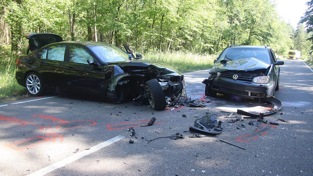 Schwerer Verkehrsunfall zwischen Amberg und Hirschau Foto: Pressedienst Wagner