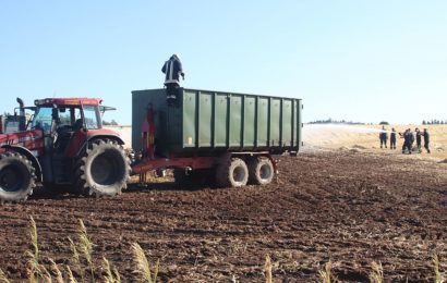 Brand eines landwirtschaftlichen Geräts und eines Feldes