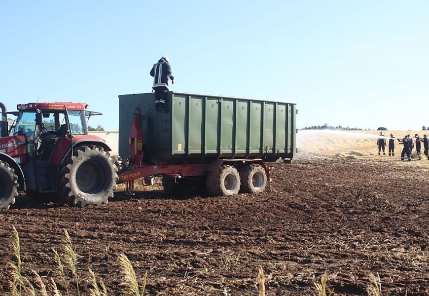 Brand eines landwirtschaftlichen Geräts und eines Feldes