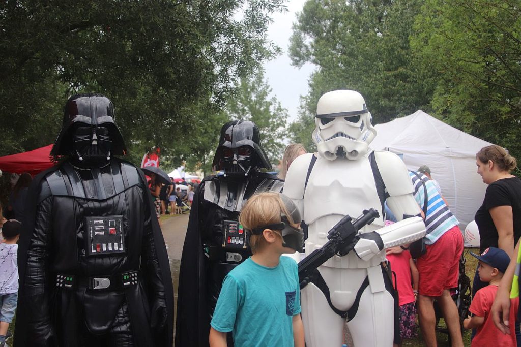 Auch Darth Vader und sein "Zwillingsbruder" waren auf dem Kinderfest unterwegs Foto: Pressedienst Wagner