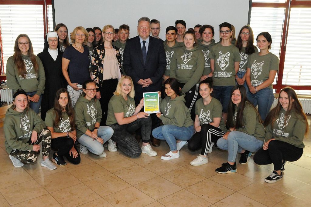 Landrat Richard Reisinger überbrachte gemeinsam mit Irene Hug (mittlere Reihe, 3.v.li.) die gute Nachricht samt Urkunde an Schwester Lioba (mittlere Reihe, 2.v.li.) sowie der 10 b der Realschule Auerbach und Lehrerin Julia Schmidt (mittlere Reihe, 4. v.li.).