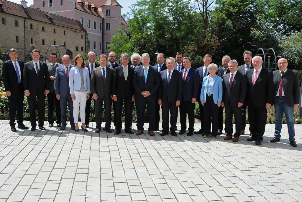 v.li.: Dr. Georg Haber (Präsident Handwerkskammer Niederbayern/Oberpfalz), Dr. Jürgen Helmes (Hauptgeschäftsführer IHK Regensburg für Oberpfalz/Kelheim), Thomas Ebeling (Lkr. Schwandorf), Willibald Gailler (Lkr. Neumarkt), Tanja Schweiger (Lkr. Regensburg), Franz Löffler (Lkr. Cham), Dr. Johann Keller (Geschäftsführendes Präsidialmitglied Bayerischer Landkreistag), Andreas Meier (Lkr. Neustadt/WN.), Regierungspräsident Axel Bartelt (Oberpfalz), Wolfgang Lippert (Lkr. Tirschenreuth), Richard Reisinger (Vorsitzender Bezirksverband Oberpfalz, Lkr. Amberg-Sulzbach), Michael Fahmüller (Lkr. Rottal-Inn), Franz Meyer (Vorsitzender Bezirksverband Niederbayern, Lkr. Passau), Sebastian Gruber (Lkr. Freyung-Grafenau), Christian Bernreiter (Präsident Bayerischer Landkreistag, Lkr. Deggendorf), Regierungspräsident Rainer Haselbeck (Niederbayern), Rita Röhrl (Lkr. Regen), Josef Laumer (Lkr. Straubing-Bogen), Peter Dreier (Lkr. Landshut), Alexander Schreiner (Hauptgeschäftsführer IHK Niederbayern), Heinrich Trapp (Lkr. Dingolfing-Landau), Martin Neumeyer (Lkr. Kelheim) Foto: Christine Hollederer