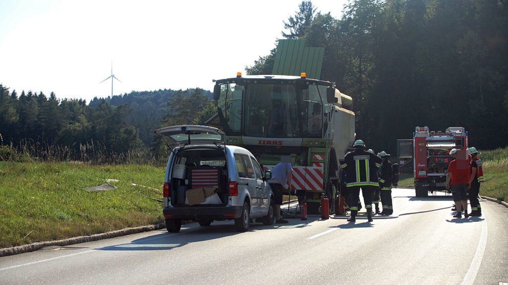 Der Mähdrescher verursachte einen Feuerwehreinsatz Foto: Pressedienst Wagner