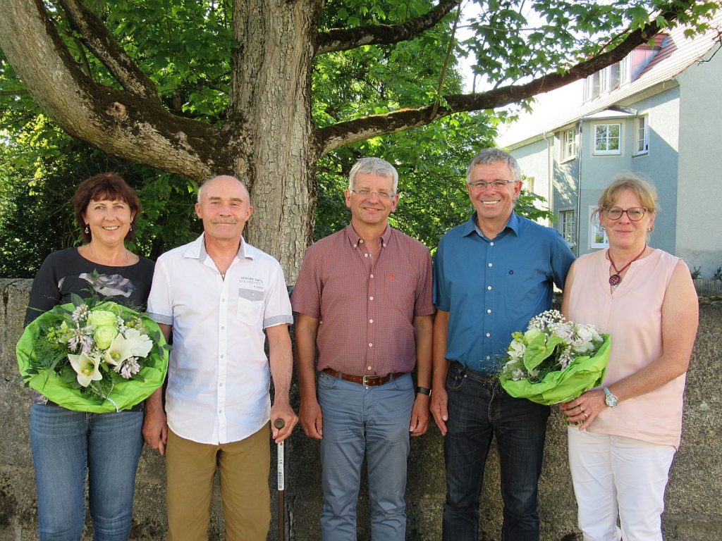 Links PHK Waldbrunn,  rechts PHK Malzer jeweils mit Gattin. Bildmitte  Inspektionsleiter EPHK Schönfelder. Foto: Polizei