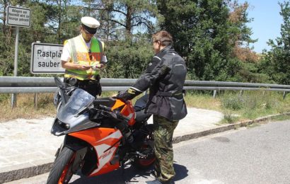 Kontrolle von Motorradfahrern mit der „Kontrollgruppe Motorrad“ des PP Oberpfalz