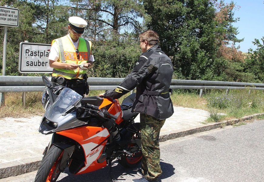 Ohne Versicherung, Zulassung und Führerschein mit Enduro unterwegs