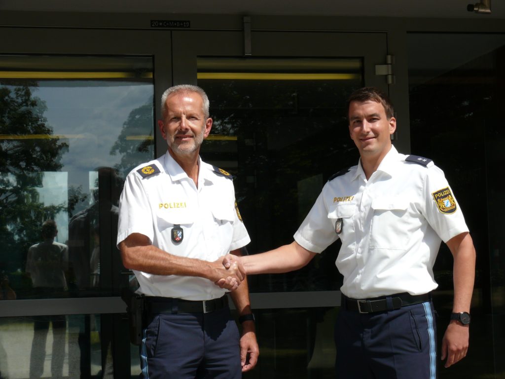 Polizeivizepräsident Thomas Schöniger begrüßt Polizeioberkommissar Andreas Weidauer bei der Polizeiinspektion Amberg Foto: Polizei