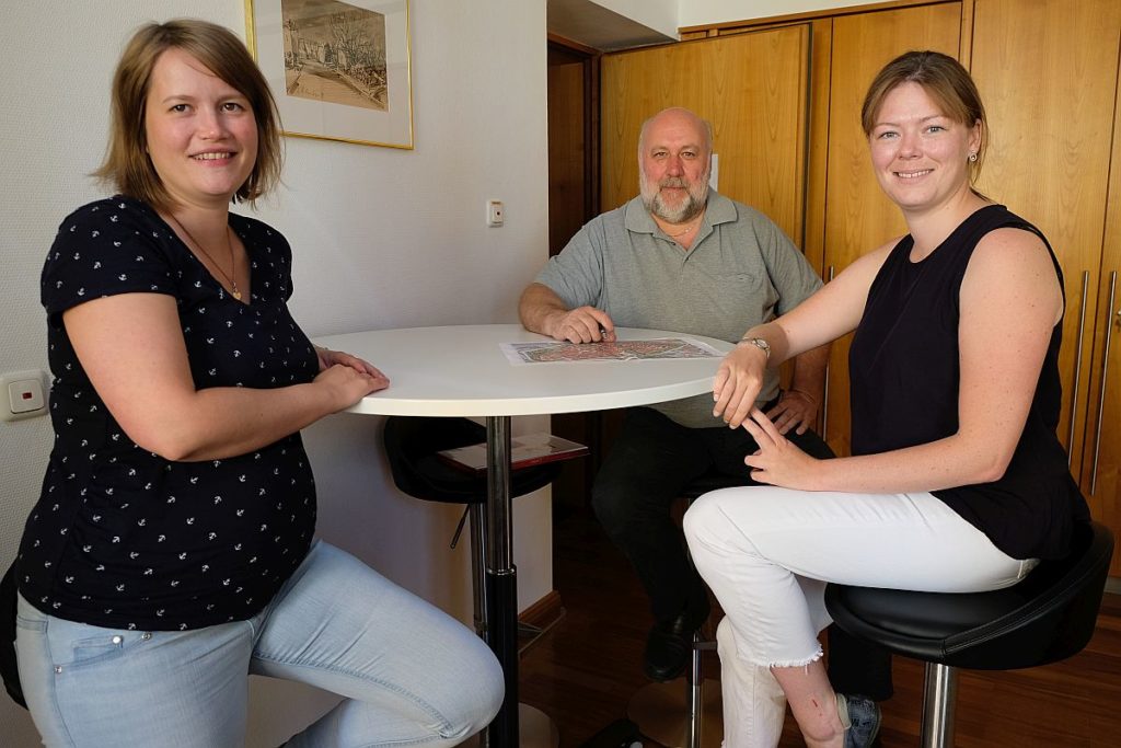 Abgebildete Personen: (von links nach rechts): Simone Plail (Stadtmarketing Amberg e.V.), Werner Stein (Kreisvorsitzender des Nordbayerischen Musikbunds), Ina Bogner (Stadtmarketing Amberg e.V.) Foto: ©Thomas Graml, Stadt Amberg