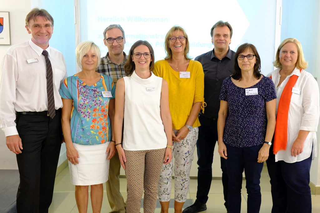 Die verantwortlichen Organisatoren der Info-Veranstaltung mit (v.l.n.r.) Hans-Jürgen Bruhn, Leiter der Berufsfachschule für Krankenpflege am St. Anna Krankenhaus, Ilona Lang, Leiterin der ISE Fachschule für Altenpflege und Allgemeinbildung, Referent Thomas Döbler, Bundesamt für Familie und zivilgesellschaftliche Aufgaben (BaFza), Christine Hecht, Geschäftsstellenleiterin der Gesundheitsregion plus, Martina Schiener, Leiterin der Caritas-Berufsfachschule für Altenpflege, Peter Niebler, Pflegedirektor St. Anna Krankenhaus und St. Johannes Klinik Auerbach, Karin Meixner, Leiterin der Berufsfachschule für Kranken- und Kinderkrankenpflege am Klinikum St. Marien und Kerstin Wittmann, Pflegedirektorin am Klinikum St. Marien Amberg.