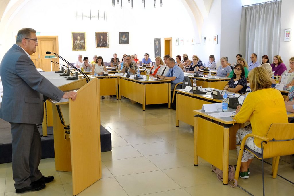  Bürgermeister Martin J. Preuß hieß die rund 60 Teilnehmerinnen und Teilnehmer der Informationsveranstaltung zur generalistischen Pflegeausbildung im König-Ruprecht-Saal willkommen. Foto: Susanne Schwab